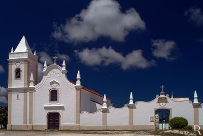  Caldas da Rainha, Unio das freguesias de Tornada e Salir do Porto.
 
Arquitetura religiosa, manuelina e barroca.

Proteo: no atribuda.

Cronologia: Sc. 16 - construo da antiga Ermida de Santo Antnio; sc. 18 - reformulao do templo; 2003, 05 maio - Despacho de encerramento do processo de classificao pelo vice-presidente do IPPAR.

Lurdes Perdigo (excertos), in http://www.monumentos.gov.pt/Site/APP_PagesUser/SIPA.aspx?id=1791 