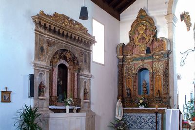 (...) séc. 18 - construção de 2 corpos adossados às fachada N. e S. da capela-mor, entretanto demolidos, de que restam 3 portais com frontão curvo e 2 janelões, de características barrocas; 2012, 30 abril - proposta da DRCLVTejo de fixação de uma Zona Especial de Proteção Conjunta do Pelourinho, Igreja de Nossa Senhora dos Prazeres e a Casa na Rua Direita, n.º 49; (...)
Alex Bernardo (CMA) e Isabel Mendonça (excertos), in http://www.monumentos.gov.pt/Site/APP_PagesUser/SIPA.aspx?id=1826