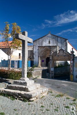 Cronologia: Séc. 12, último quartel - construção do templo (Cristino, 1986); 1370 - a igreja é ampliada por ordem de D. Estêvão Esteves, prior de Santa Cruz (Cristino, 1986); o madeiramento do telhado foi substituído por madeira de carvalho; 1527 - carta de Simão Álvares, clérigo de Nossa Senhora da Pena de Leiria dando conhecimento do estado de degradação em que se encontra a igreja de São Pedro, entre outras; séc. 17, final / 18, inícios - a nave é aumentada em comprimento, sendo a frontaria deslocada; desaparece então a torre sineira; séc. 19 - a igreja foi reduzida a usos profanos por D. Manel de Aguiar, tendo tido os mais diversas ocupações; 1834 - foi transformada em celeiro; 1835 - segundo inscrição encontrada nas obras efetuadas em 1866, o teatro já funcionava no espaço da igreja, então dessacralizada, tendo funcionado como tal até 1880 data em que é inaugurado o teatro de D. Maria Pia, servindo posteriormente de armazém de madeiras e trapos; (...)
(Isabel Mendonça e Cecília Matias (excertos), in http://www.monumentos.gov.pt/Site/APP_PagesUser/SIPA.aspx?id=1775