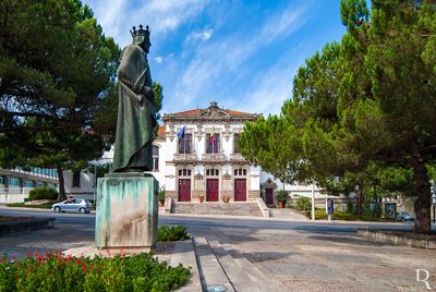 (...) 7 julho - adjudicação a Manuel Ramos Ferreira de Carvalho, pela quantia de 1290$000 o trabalho de guarnecimentos, estuques, escaiolas e caiação; 1915, 1 setembro - concluída a edificação da casa mãe começam as diligências para a construção da cadeia, na retaguarda do edifício, deliberando-se a sua construção e ligação com o Tribunal Judicial, situado nas traseiras dos Paços do Concelho; o projeto é enviado a Korrodi para adaptar a capela a oficina, obra adjudicada a José Alves, por 58$50 cada metro cúbico; 1941, 8 maio - aprovado pelo MOPC o 1.º Plano das Construções Prisionais e respectivo Plano da Distribuição de Verbas pelas Obras, e autorizada a celebração de empréstimo, para financiamento do plano, até ao montante de 45 000 contos; este plano prevê, numa primeira fase, o investimento de 3.200 contos nas obras de conclusão de cadeias comarcãs, entre as quais a de Leiria (PT DGEMN.DSARH-004-0015/1); 1995, 04 setembro - o edifício surge proposto como Valor Concelhio pelo PDM de Leiria, DR n.º 204; 1998 - ocorrência de um pequeno sismo provocando fissuras em algumas paredes internas. (...)
Lurdes Perdigão (excertos), in http://www.monumentos.gov.pt/Site/APP_PagesUser/SIPA.aspx?id=7045