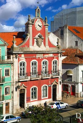 Cronologia: 1747 - D. João V encarrega o engenheiro militar Manuel da Maia da construção de um novo edifício para albergar os Paços do Concelho, mais digno do que aquele que até então funcionava e que foi destruído pela remodelação do Hospital termal; 1750 - conclusão das obras; 1841 - possível remodelação, assinalada no topo da frontaria.
Isabel Mendonça (excertos), in http://www.monumentos.gov.pt/Site/APP_PagesUser/SIPA.aspx?id=3290