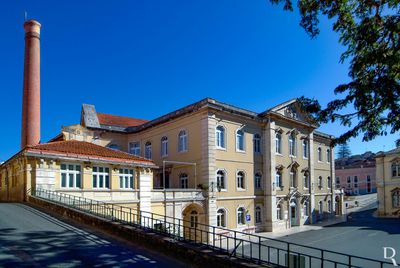 (...) 1484 - devido à peste, D. João sai de Lisboa e ordena à Rainha que proceda do mesmo modo, a qual parte para as suas casas em Óbidos. Deslocando-se de Óbidos a caminho da Batalha, D. Leonor encontra os banhos das caldas e decide melhorar as respetivas condições; 1485 - consulta a mestre António, físico régio, sobre a escolha da localização do estabelecimento; início das obras do balneário; nomeação de Alvaro Dias Borges provedor das ditas caldas; (...)
Cecília Matias (excertos), in http://www.monumentos.gov.pt/Site/APP_PagesUser/SIPA.aspx?id=14153
