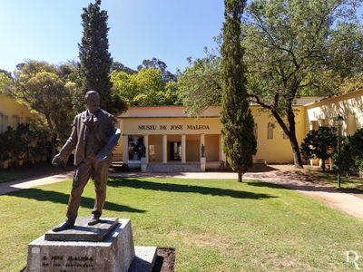  (...) 1932 - doaes feitas por Jos Malhoa; 1933 - novas doaes de pintura feitas por Jos Malhoa; 6 outubro - falecimento de Jos Malhoa; 1934 -  cedido pelo Hospital Termal, proprietrio do Parque D. Carlos I, a Casa dos Barcos que tomando o nome de Pavilho Rainha D. Leonor  o primeiro local onde ter lugar a exposio permanente da coleo;  (...)

Lurdes Perdigo (excertos), in http://www.monumentos.gov.pt/Site/APP_PagesUser/SIPA.aspx?id=8884 
