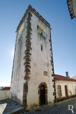 Cronologia: 1506 - construção da torre, sendo juízes Bento de Aguiar e Garcia Rodrigues e Vereadores Gonçalo Moniz e Afonso Estêvão e Procurador Gonçallo Rodrigues, segundo inscrição sobre a porta; 1555 - data de construção da cadeia, entretanto demolida.
Observações: Adossada à torre existia a cadeia, entretanto demolida. Também o relógio outrora existente na torre desapareceu.
Isabel Mendonça (excertos), in http://www.monumentos.gov.pt/Site/APP_PagesUser/SIPA.aspx?id=3287