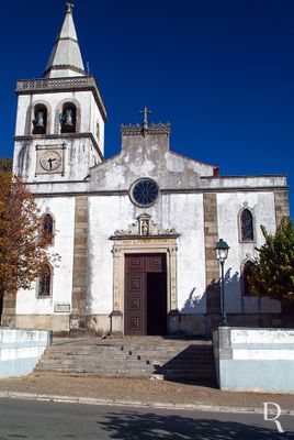 (...)séc. 18 - reforma na capela-mor (azulejos e retábulo em talha) e abertura de janelas na fachada S.; execução do presépio; 1898 - o arquiteto Luís Reynaud dirige as obras de reconstrução da fachada; 1903 - inauguração da igreja renovada; 1904 - substituição do primitivo retábulo do altar-mor pela tela de Malhoa.
Isabel Mendonça e Cecília Matias (excertos), in http://www.monumentos.gov.pt/Site/APP_PagesUser/SIPA.aspx?id=1782