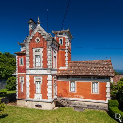 Cronologia: 1895 - construção da casa de Malhoa, contemplando um atelier; 1898 - ampliação do mesmo, pela junção de um corpo transversal, projetada pelo Arquiteto Ernesto Reynaud; Júlio Soares Pinto é o pedreiro, Manuel Granada o marceneiro; 1933 - morte de Malhoa; a casa entra na posse da Sociedade Nacional de Belas Artes que a vende em hasta pública; (...)
Isabel Mendonça e Cecília Matias (excertos), in http://www.monumentos.gov.pt/Site/APP_PagesUser/SIPA.aspx?id=3308