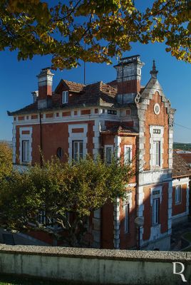 (...) 1985 - sede do Centro Cultural de Figueiró dos Vinhos; 2008 - Câmara Municipal de Figueiró dos Vinhos adquiriu em hasta pública a casa onde viveu e morreu o pintor Mestre Malhoa; o imóvel havia sido propriedade da Câmara Municipal, mas esta, por protocolo, passou a sua posse para o Centro Cultural, voltando a adquirir o imóvel.
Isabel Mendonça e Cecília Matias (excertos), in http://www.monumentos.gov.pt/Site/APP_PagesUser/SIPA.aspx?id=3308