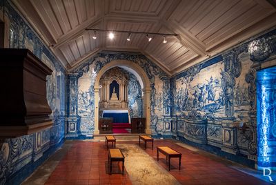 (...) 1745, cerca de - revestimento azulejar da capela; séc. 18, finais - construção de um coro-alto, com consequente prejuízo do painel de azulejos, que estabelecia a comunicação por passadiço com o palácio da Rainha, então existente do outro lado da rua.
Isabel Mendonça (excertos), in http://www.monumentos.gov.pt/Site/APP_PagesUser/SIPA.aspx?id=3295