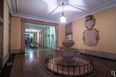 (...) 1581 - confirmação do Compromisso por D. Filipe; 1583 - construção da nova enfermaria dos clérigos e colocação de cortinas e leitos de ferro na enfermaria de São Silvestre; 1586 - construção da enfermaria de São Pedro; conclusão das obras de nova enfermaria das mulheres; 1598 - Filipe I extingue couto de homiziados caldenses, mantendo os privilégios a moradores, em número de 30; 1607 - trabalhos diversos de pintura nas enfermarias, pelo pintor Belchior de Matos; (...)
Cecília Matias (excertos), in http://www.monumentos.gov.pt/Site/APP_PagesUser/SIPA.aspx?id=14153