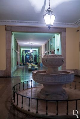 (...) 1608 - na sequência de uma inspeção da Mesa de Consciência, a administração é tirada aos cónegos de São João Evangelista; 1616 - pinturas diversas; 1618 - colocação do retábulo de Nossa Senhora do Pópulo no oratório dos padres provedores; construção de umas escadas de ligação entre a Igreja e o edifício da Contadoria, pelo mestre pedreiro Gaspar Alves; 1626 - a Misericórdia de Lisboa passa a enviar os seus doentes ao Hospital das Caldas; o hospital encomenda 23 telas com retratos dos monarcas para a Sala dos Reis; (...)
Cecília Matias (excertos), in http://www.monumentos.gov.pt/Site/APP_PagesUser/SIPA.aspx?id=14153