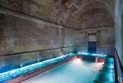 (...) 1663 - construção de uma escada de serviço ligando o interior do hospital ao pátio interior, formando um pequeno claustro, pelo mestre pedreiro Custódio Milheiros; construção de um lavatório de mármore para o refeitório; construção de novas grades de ferro para as janelas da Caza das Religiosos, obras nos camarotes e armários nos aposentos dos frades, conservação das portas de ligação entre as enfermarias dos doentes acamados e a Igreja, realizadas pelo pedreiro Manuel Correia, carpinteiro João de Faria e o ferreiro Francisco Antunes; (...)
Cecília Matias (excertos), in http://www.monumentos.gov.pt/Site/APP_PagesUser/SIPA.aspx?id=14153
*
NON EXCLUSIVE LICENSE GRANTED TO CÍRCULO DE LEITORES (PT) AND J.F. N.S. DO PÓPULO