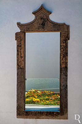 (...) 1767 - é dado brasão de armas a José António Álvares Pimentel Teixeira, que constrói o solar, colocando-lhe as armas dos Pimentel e dos Teixeira num brasão (1,230 por 0,800); 1834 - remição por parte dos foreiros da Casa do Infantado; 1836 - o concelho de Maçãs de D. Maria é ampliado, anexando-lhe a área dos de Arega e Aguda; 1855 - o concelho acaba, e as suas 3 freguesias são incorporadas no concelho de Figueiró dos Vinhos; 1855 - construção do cemitério; 1895 - a freguesia de Maçãs de D. Maria é anexada ao concelho de Ancião; 1898 - passa a fazer parte do concelho de Alvaiázere; 1955 - o solar pertence ao Sr. António de Sousa, nesta época a capela é utilizada como adega. A pedra de armas está guardada em casa da Srª D. Josefina Pimentel de Abreu, descendente do fidalgo; nesta data, apesar da casa estar já em ruínas, ainda conservava uma janela mirante, de cantarias lavradas, que animava a fachada (SEQUEIRA, 1955).
Lurdes Perdigão (excertos), in http://www.monumentos.gov.pt/Site/APP_PagesUser/SIPA.aspx?id=1534