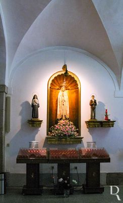  Cronologia: 1452 - presena em Portugal da Ordem Terceira dos Carmelitas; 1616 - licena de D. Filipe II de Portugal para construrem um convento na cidade; 1617, Junho - chegam ao Porto os primeiros religiosos; 1619, maio - colocao da primeira pedra no campo do Olival, estando presente o bispo D. Rodrigo da Cunha; 1622 - os religiosos passam para a parte concluda do convento; 1622 - provvel feitura do retbulo-mor por Antnio Gonalves; 1628 - concluso da Igreja; 1631 - 1634 -  prior do convento, Frei Antnio da Madre de Deus; 1632 - 1633 - foram assentados na igreja o retbulo-mor e o sacrrio; custeou as despesas do retbulo (madeira e obra de entalha) o capito Ambrsio Gonalves, e que juntamente com outro benfeitor ofereceram o sacrrio; (...)

Isabel Sereno e Paula No [excertos], in http://www.monumentos.gov.pt/Site/APP_PagesUser/SIPA.aspx?id=5497 