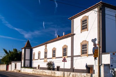 Cronologia: Séc. 16, década de 40 - construção do solar, provavelmente aproveitando construções anteriores de inícios do século, bem como da Capela de São Lourenço, por Martim Afonso de Melo e Castro, também conhecido como Melo e Castro Zuzarte, capitão das Índias, de regresso do Oriente em 1541; (...)
Isabel Mendonça e Filipa Avellar (excertos), in http://www.monumentos.gov.pt/Site/APP_PagesUser/SIPA.aspx?id=3335
