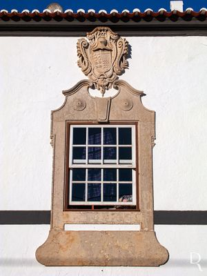 (...) séc. 18, 3º quartel - certamente por ocasião das visitas da Rainha D. Maria e dos príncipes ao solar, este é remodelado na sua fachada principal, torreão N. e portal de acesso ao pátio; 1904 - a casa é comprada por ascendentes dos atuais proprietários.
Isabel Mendonça e Filipa Avellar (excertos), in http://www.monumentos.gov.pt/Site/APP_PagesUser/SIPA.aspx?id=3335
