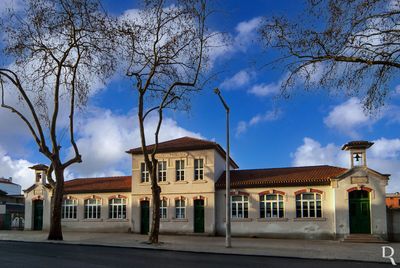 Caldas da Rainha, União das freguesias de Caldas da Rainha - Nossa Senhora do Pópulo, Coto e São Gregório.
Arquitetura educativa, do séc. 20.
Proteção: não atribuída.
ARQUITETO: Arnaldo Redondo Adães Bermudes (proj. 1898).
Cronologia: 1898 - Adães Brmudes ganha o concurso de edifícios destinados a escolas de instrução primária.
Cecília Matias (excertos), in http://www.monumentos.gov.pt/Site/APP_PagesUser/SIPA.aspx?id=25093