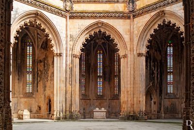 (...) No exterior o intervalo entre as capelas é preenchido por pano de muro baixo que abarca os contrafortes daquelas, formando 6 espaços intermédios triangulares iluminados por janelas em arco quebrado com recortes variados. (...)
Isabel Mendonça, Lina Marques e Cecília Matias (excertos), in http://www.monumentos.gov.pt/Site/APP_PagesUser/SIPA.aspx?id=4061