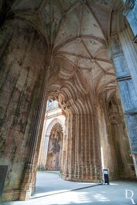 (...) O pórtico de acesso à quadra é de fachada dupla, apresentando uma estrutura e decoração diferenciada na face anterior e posterior, com arquivoltas convergentes de ambos os lados, sobre bases facetadas com anéis, inferiormente rendilhadas. (...)
Isabel Mendonça, Lina Marques e Cecília Matias (excertos), in http://www.monumentos.gov.pt/Site/APP_PagesUser/SIPA.aspx?id=4061
*
NON-EXCLUSIVE LICENSE GRANTED TO CIRCULO DE LEITORES - Coleção Decifrar a Arte em Portugal - Vol. 3 - Renascimento