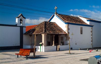 Bombarral, Roliça.
Capela de solar renascentista, maneirista e rococó.
Proteção: Imóvel de Interesse Público.
Época de construção: Séc. 16.
Isabel Mendonça e Cecília Matias (excertos), in http://www.monumentos.gov.pt/Site/APP_PagesUser/SIPA.aspx?id=3278