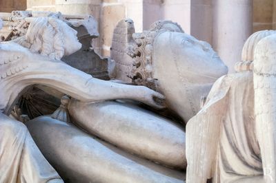 (...) na cabeceira uma rosácea dividida por 18 nichos concêntricos, historiados , figurando alegoricamente a Roda da Fortuna ou Roda da Vida com inscrição ATÉ AO FIM DO MUNDO; aos pés 2 edículas figurando a Extrema Unção e a Beatificação; remate em friso decorado com armas reais intercaladas por arcadas plenas maineladas.
(Luís Teixeira 1992 / Lina Marques 2002, in
http://www.monumentos.gov.pt/Site/APP_PagesUser/SIPA.aspx?id=4719)