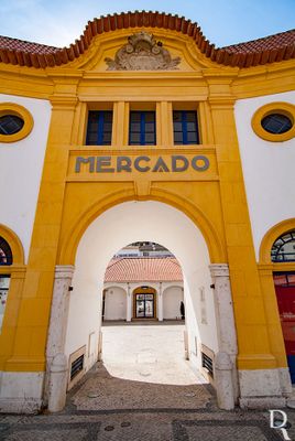 Cronologia: 1498 - fundação no local de um mosteiro dominicano feminino, o Convento de Santa Ana; 1880 - o convento é extinto, pela morte da última freira; 1915 - a área torna-se propriedade da Câmara Municipal de Leiria; 1916 - um incêndio destrói o edifício; pensa-se construir, no local, um mercado; 1924 - início da obra conforme projeto de Ernesto Korrodi; (...)
Isabel Mendonça (excertos), in http://www.monumentos.gov.pt/Site/APP_PagesUser/SIPA.aspx?id=4715