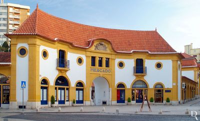 Leiria, União das freguesias de Leiria, Pousos, Barreira e Cortes.
Mercado público.
Proteção: Monumento de Interesse Público.
Época de construção: Séc. 20.
ARQUITETOS: Camilo Korrodi (séc. 20); Ernesto Korrodi (1924); Rui Ribeiro (1999).
Isabel Mendonça (excertos), in http://www.monumentos.gov.pt/Site/APP_PagesUser/SIPA.aspx?id=4715