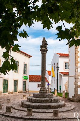 (...) 1967 - proposta de arranjo do espaço envolvente, em que se incluía a reconstrução de uma casa de dois pisos em ruína, de finais do séc. 18, junto ao pelourinho e ligada ao imóvel da Junta de Freguesia; 2012, 30 abril - proposta da DRCLVTejo de fixação de uma Zona Especial de Proteção Conjunta do Pelourinho, Igreja de Nossa Senhora dos Prazeres e a Casa na Rua Direita, n.º 49;(...)
Isabel Mendonça (excertos), in http://www.monumentos.gov.pt/Site/APP_PagesUser/SIPA.aspx?id=1786