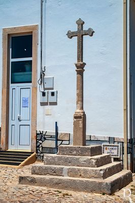 Alvaiázere, Maçãs de Dona Maria.
Pelourinho seiscentista transformado em cruzeiro.
Proteção: Imóvel de Interesse Público.
Cronologia: 1257 - doação da povoação de Pereiro em testamento a D. Maria Pais Ribeiro, a Ribeirinha, por D. Sancho I; passa a denominar-se Maçãs de D. Maria; séc. 16 - a vila pertence aos Marqueses de Vila Real; 1514, 12 Novembro - concessão de foral por D. Manuel I; séc. 17 - data provável de construção do cruzeiro ou pelourinho; (...)
Isabel Mendonça (excertos), in http://www.monumentos.gov.pt/Site/APP_PagesUser/SIPA.aspx?id=1793