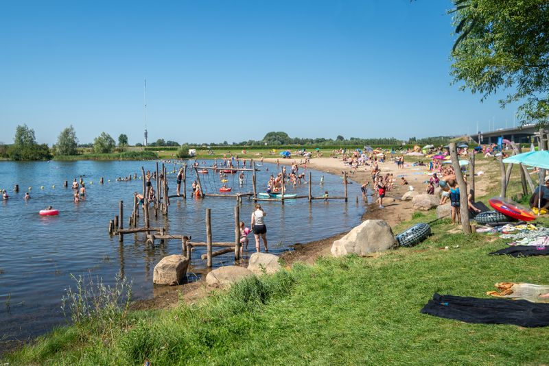 Volle stranden in Vijfheerenlanden