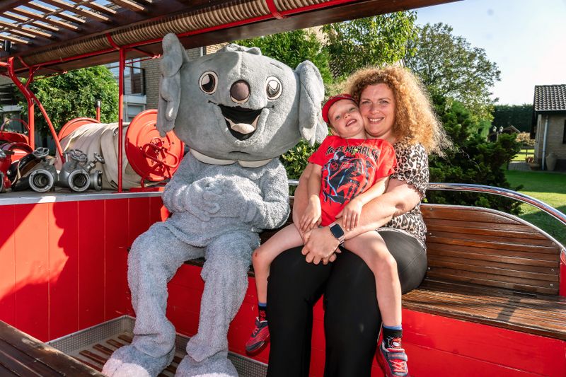 Guillaume in de klassieke brandweerwagen uit Hagestein