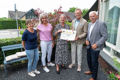 Lions Vianen e.o cheque voor Hospice VHL