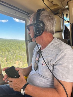 Guy en hlicoptre au dessus du Grand Canyon