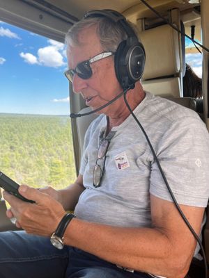 Guy en hlicoptre au dessus du Grand Canyon