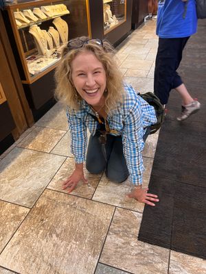 Alison a la recherche dune minuscule pice de boucle doreille dans un magasin, Utah, USA 