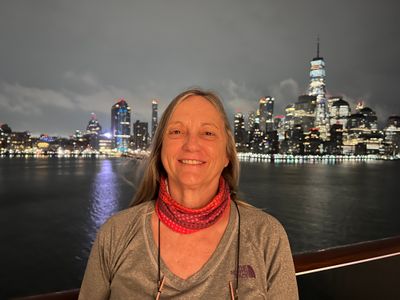 Sylvie devant NYC  laube