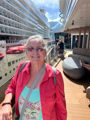 Sylvie entre 2 bateaux de croisiere