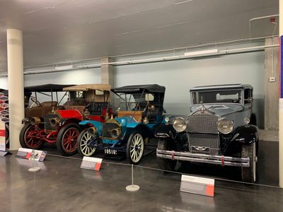 Lucky's Garage. Left to right, 1909 Hudson, 1909 Hupmobile, 1930 Packard. (5322)