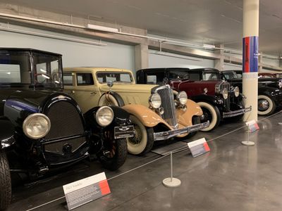 Lucky's Garage. Left to right, 1921 Franklin and 1933 Hupmobile (5324)