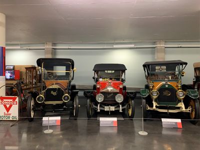 Lucky's Garage. Left to right, 1909 Regal 30, 1913 Oakland, 1913 Reo (5325)