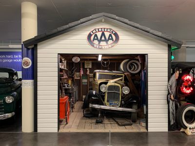 Lucky's Garage. Early 1930s Ford V8 (5333)