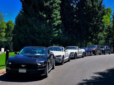 Three couples had rental Mustangs from Denver, a couple had a rental Cadillac from NM, 2 couples brought their Porsches. (8785)