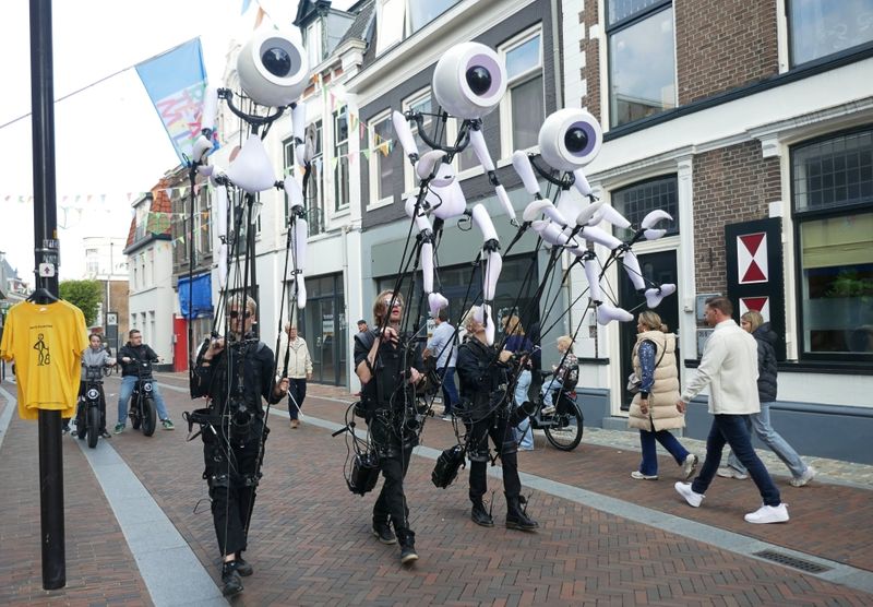 Aliens in the street 