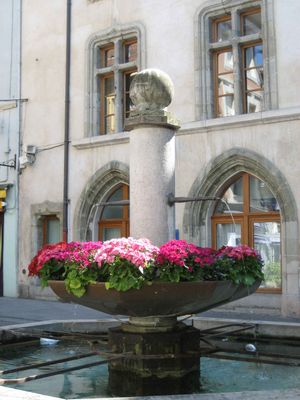 Loin du clinquant du casino, une petite fontaine fleurie