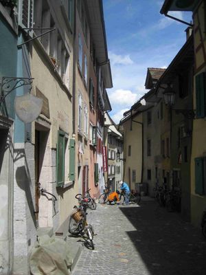 Rue pave borde de vieilles maisons