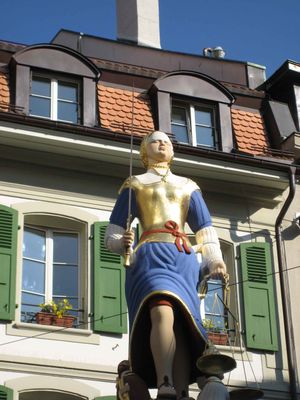 La statue de la fontaine de la Palud s'est pare d'une nouvelle peinture rcemment