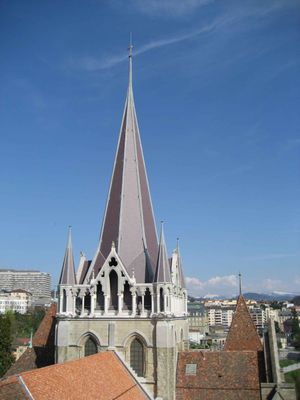 La flche de la cathdrale s'lance firement dans le ciel lausannois
