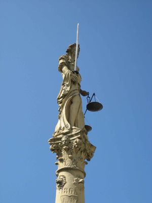 Justice sur fond bleu