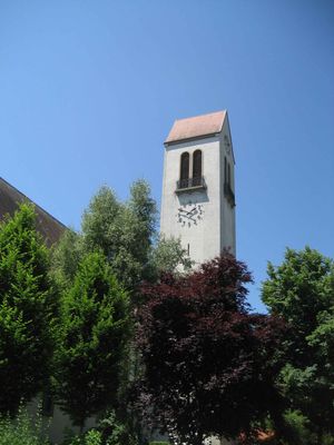 Le temple surgit de la verdure