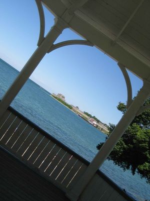 De l'autre côté du Niagara, on voit le Fort Niagara (Etat de New York, Etats-Unis)