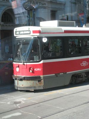 Un tram vieillot qui surprend par rapport aux gratte-ciel hyper modernes